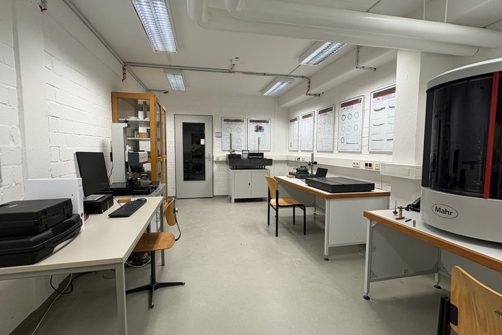 Blick in das Labor für Fertigungsmesstechnik mit Arbeitsplätzen und Koordinatenmessmaschinen