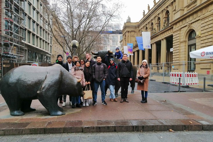 „Bulle und Bär“-Skulpturen vor der Frankfurter Börse (Foto: Bernhard Köster/Jade HS)