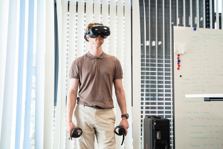 Ein Studierender trägt eine 3D-Brille