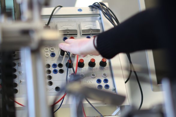 Hand bedient ein Steuerungsmodul.