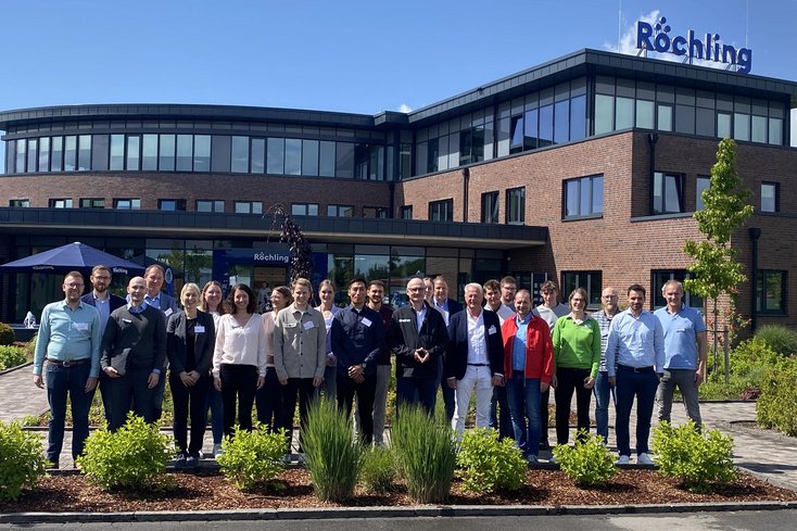 Nachhaltigkeitsmanagerinnen und -manager verschiedener Unternehmen diskutieren innovative Lösungen bei Röchling in Haren (Foto Ems-Achse)