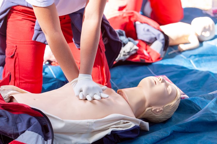 Die Herz-Lungen-Wiederbelebung wird beim Erste-Hilfe-Kurs trainiert. (Foto: Adobe Stock)
