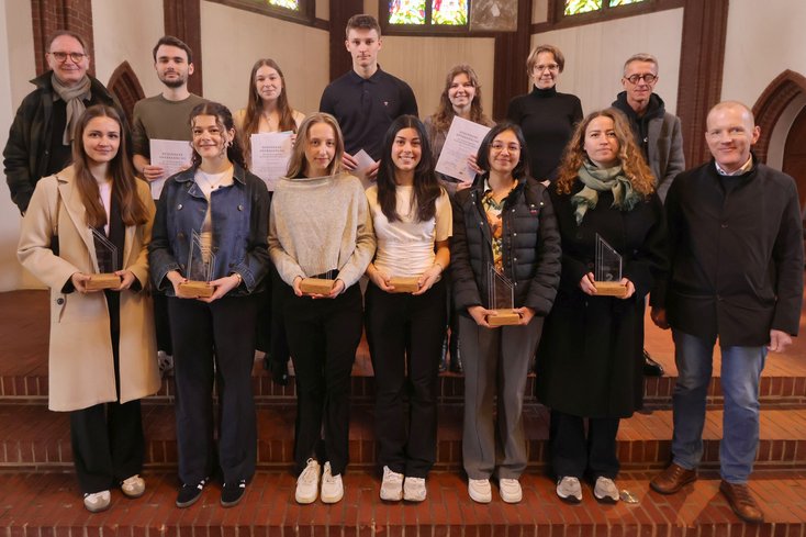 Zwei erste Preise gingen an die Arbeit von (untere Reihe v.l.n.r. ) Yasmin Meyering  und Anne Hermeling und die Arbeit von Karlina Hogrefe und Ilayda Gülmez. Ein zweiter Preis ging an die Arbeit von Johanna Kohlisch und Tonya Poeran. (Foto: Piet Meyer)