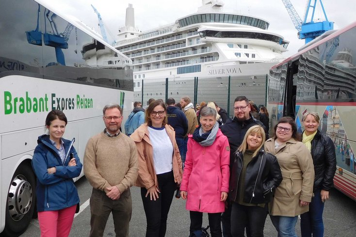 Besuch der Meyer Werft in Papenburg: Im Vordergrund die teilnehmenden Lehrenden abgebildet, Studierende im Hintergrund. (Foto: Jade HS)