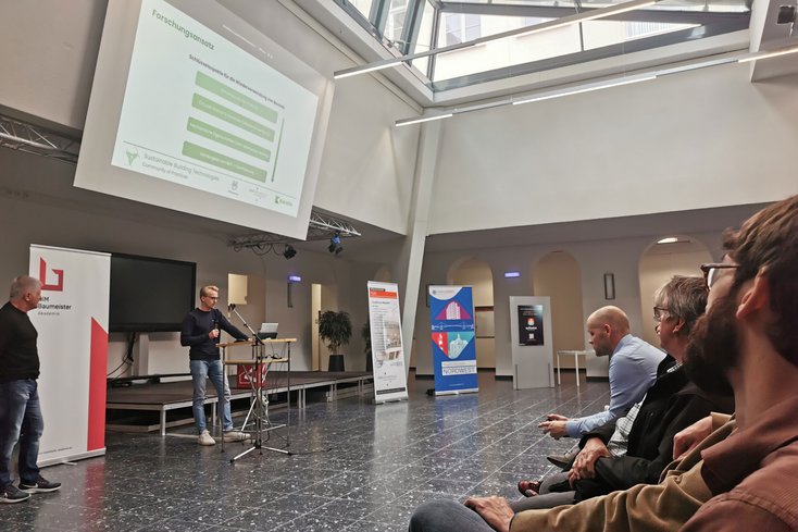 Experten referierten zu aktuellen Themen der Holzbauindustrie (Foto: Jade HS)