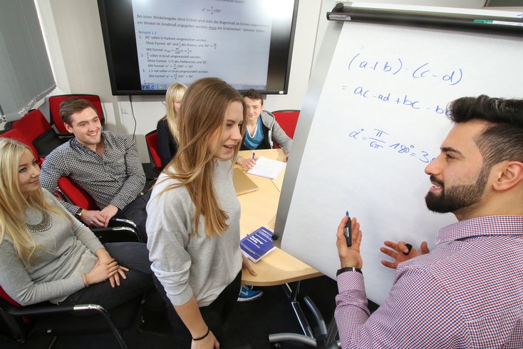 Zum Projekt "Nur Mut!" gehört unter anderem die Mathematik-Unterstützung „Mathe To Go“. Foto: Piet Meyer/ Jade HS