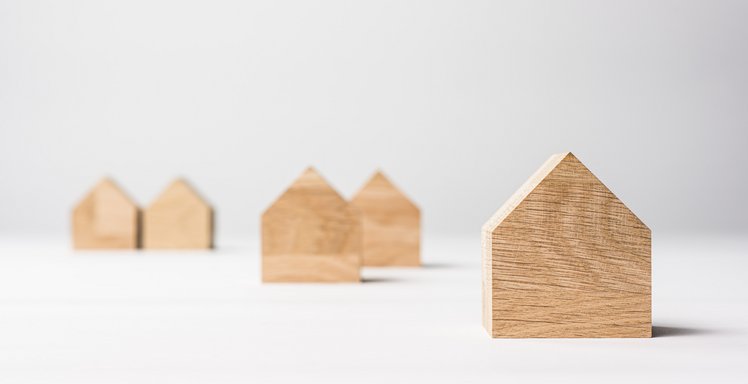 Vier archetyypische Modellhäuser aus Holz