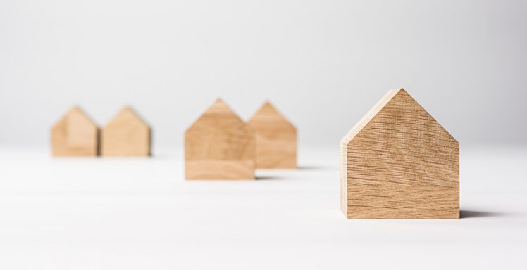 Vier archetyypische Modellhäuser aus Holz