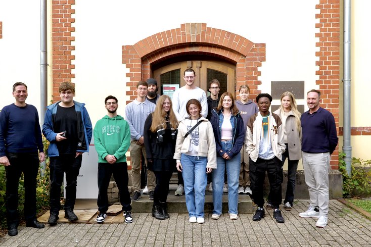Studierende des Bachelorstudienganges Applied Data Science mit Prof. Dr. Sascha Koch und Marcus Oberdiek (Bild: Katharina von Borstel)