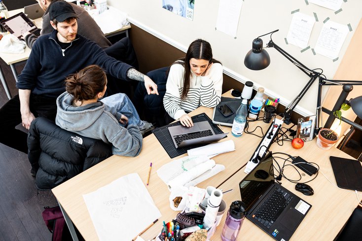 Drei Studierende des Studienganges Urban Design der Jade Hochschule sitzen am Arbeitstisch an einem Laptop und diskutieren