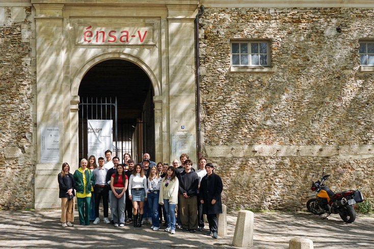Personen vor dem Gebäude der Universität Versailles