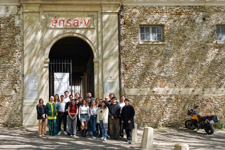 Personen vor dem Gebäude der Universität Versailles