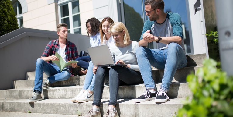 Personen sitzen auf einer Treppe