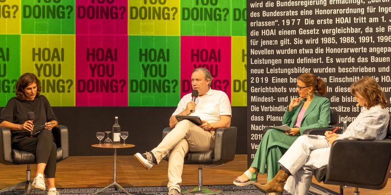 Prof. Dr. Clemens Schramm im Panel „HOAI YOU DOING? – ÜBER GESELLSCHAFT“ (Foto: Leon Lenk)