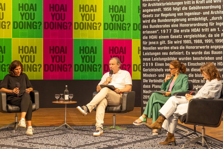 Prof. Dr. Clemens Schramm im Panel „HOAI YOU DOING? – ÜBER GESELLSCHAFT“ (Foto: Leon Lenk)
