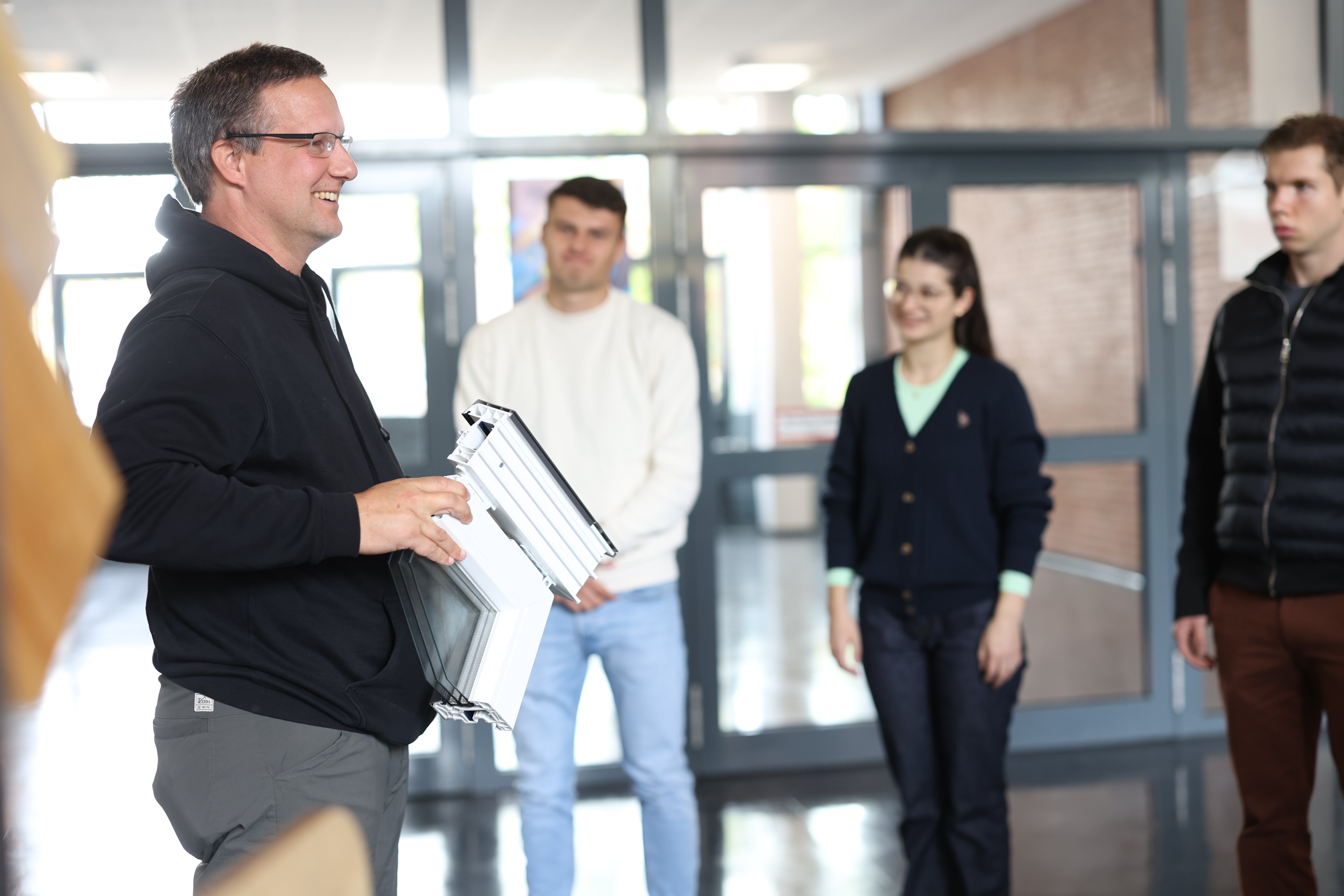 Dozent erklärt Studierenden etwas.