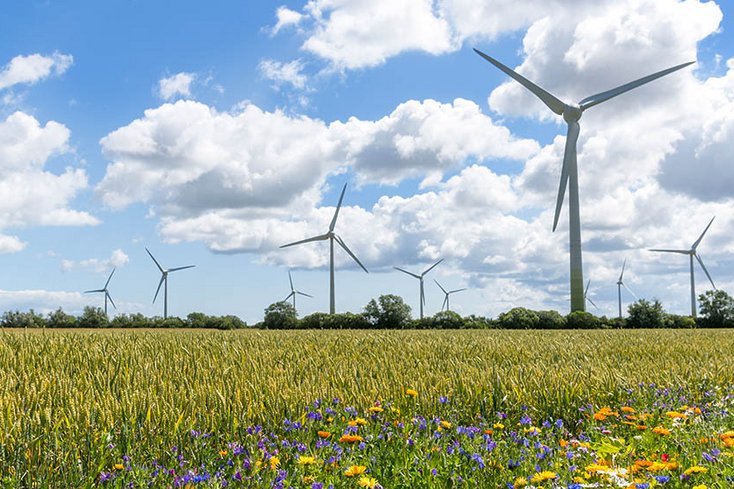 Im Jahr 2021 gab es in Deutschland 29.608* Windenergieanlagen an Land, mit 6.119** standen davon die meisten in Niedersachsen. Um die Ziele der Energiewende zu erreichen, werden jedoch viel mehr nachhaltige Energiequellen und auch Windenergieanlagen benötigt. Quellen: *Statista (Februar 2021), ** Deutsche Windguard (Dezember 2021). Foto: Sonja/Adobe Stock