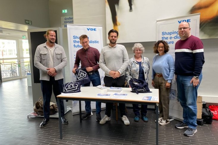 Die Initiator_innen der VDE-Gruppe (v.li.): Sergej Lamanov (Jade HS), Arwed Schütz (Jade HS), Matthias Konen (Leiter der VDE Region Hanse), Cordula Flathmann (Assistentin des Vorstandes VDE Nord-West), Prof. Dr. Tamara Bechtold (Jade HS) und Prof. Dr. Matthias Haupt (Jade HS). (Foto: privat)
