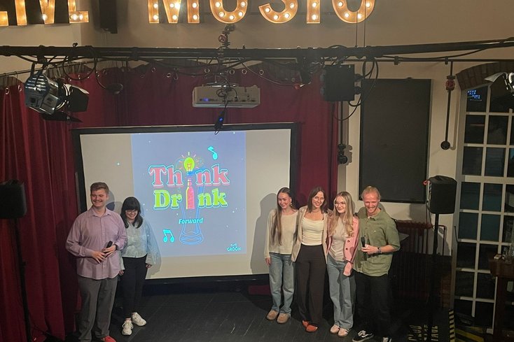 Tourismusmanagement-Studierende bei „Think & Drink“ (Bild: Jade HS/Markus Zeller)