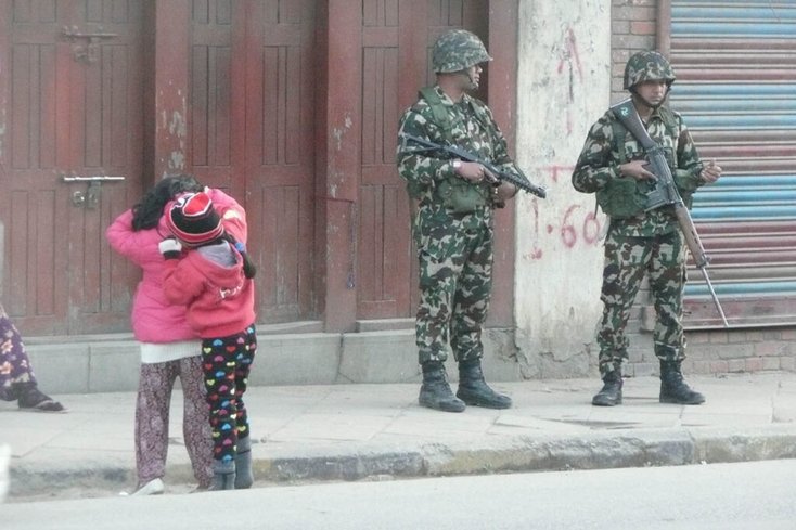 Bei Wahlen in Nepal ist es üblich, dass das Umfeld von Wahlbüros durch bewaffnete Soldatinnen und Soldaten bewacht wird. Nach Schließung der Wahllokale gibt es keine Stimmauszählungen vor Ort. Die Wahlzettel werden gesichert zu einer Zentrale transportiert und dort ausgezählt. Die Bevölkerung nimmt die Situation als normal, nicht bedrohlich, wahr.
