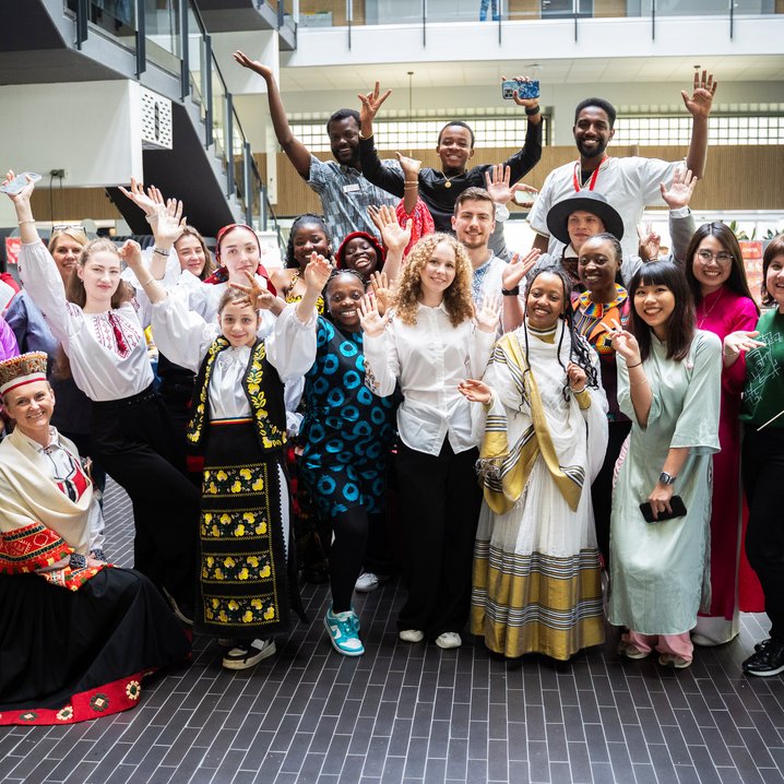 Auf der internationalen Messe am Studienort Wilhelmshaven stellten die Studierenden ihre Heimatländer vor (Foto: Jade HS/Letje Malle) 