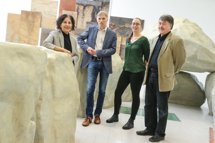 Möchten die Sammlung des Landesmuseums Natur und Mensch digitalisieren (v.li.): Museumsdirektorin Dr. Ursula Warnke, Prof. Dr. Thomas Luhmann von der Jade Hochschule, Frieda Russell und Frank Both, beide Landesmuseum. Foto: Piet Meyer/Jade HS