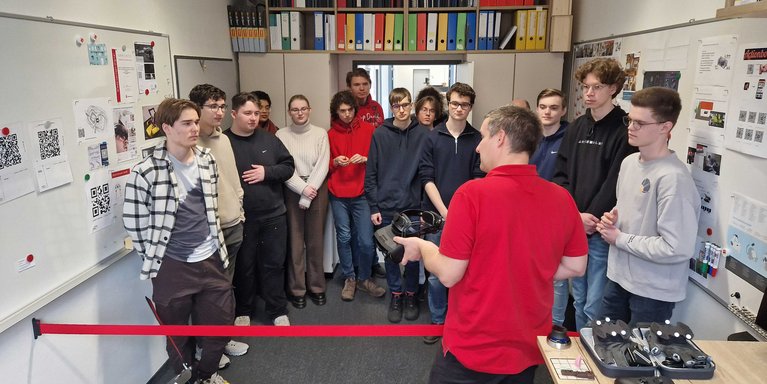 Die Schüler_innen des Gymnasiums Cäcilienschule bei der Einführung der Virtual Reality- und Augmented Reality-Anwendungen. (Foto: Silke Steinkopf/Jade HS)