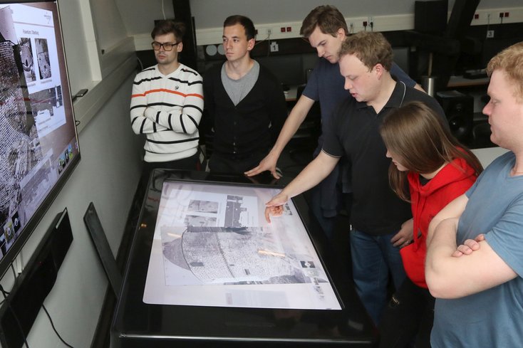Die deutschen und ukrainischen Studierenden mit ihren Betreuer_innen Tetiana Pliushch (li.), Denys Gorkovchuk (2.v.li.), Prof. Dr. Thomas Luhmann (hinten) sowie Maria Chizhova (2.v.re.) und Annika Jepping (re.)