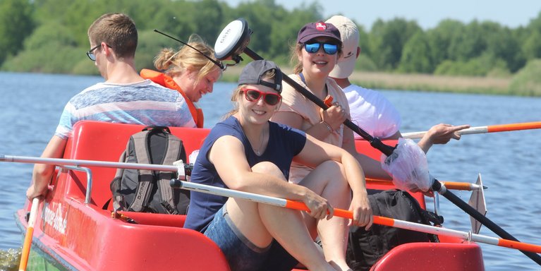 Boot mit Studierenden für die Vermessung des "Großen Meers"