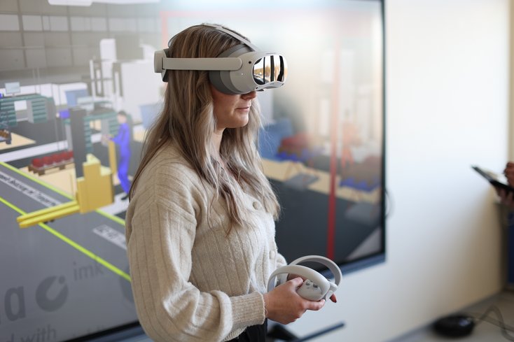 Studentin benutzt Virtual Reality Brille.