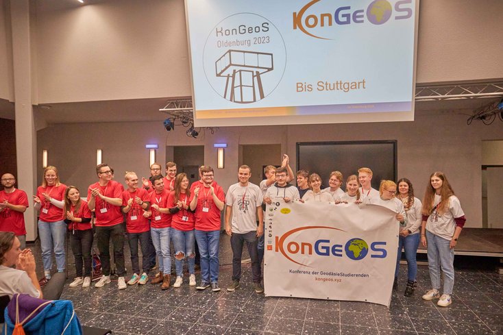 Übergabe an den nächsten ausrichtenden Fachschaftsrat. Die nächste Konferenz findet vom 30. Mai bis 02. Juni 2024 an der Hochschule für Technik in Stuttgart statt. (Foto: Adrian Weng)