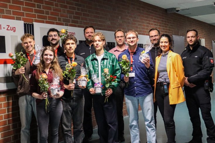 Gruppe I (Marius Moch, Jan Warns, Luca-Wolf Westphal, Paul Niederstadt, Robert Hochmuth und Kim Schüttenberg) mit den Vertreter_innen des Kooperationspartners. Zum Dank gab es für die Studierenden Blumen und ein kleines Souvenir (Bild: Jade HS/Busch).