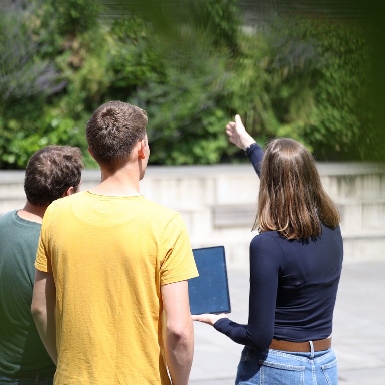 Dozentin erklärt Studenten etwas auf dem Campus Oldenburg.