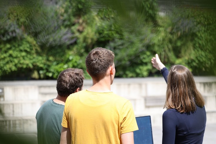 Dozentin erklärt Studenten etwas auf dem Campus Oldenburg.