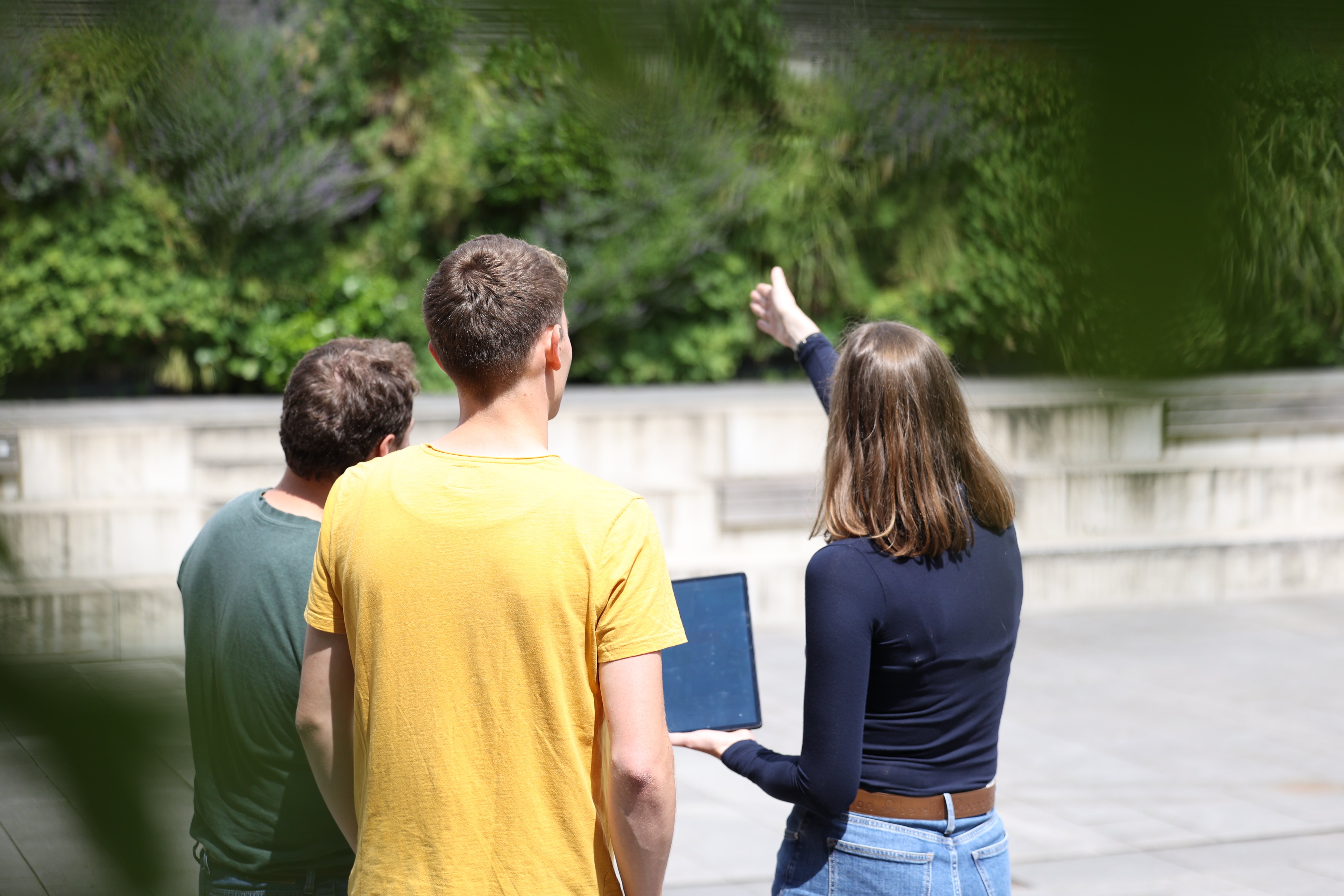 Dozentin erklärt Studenten etwas auf dem Campus Oldenburg.