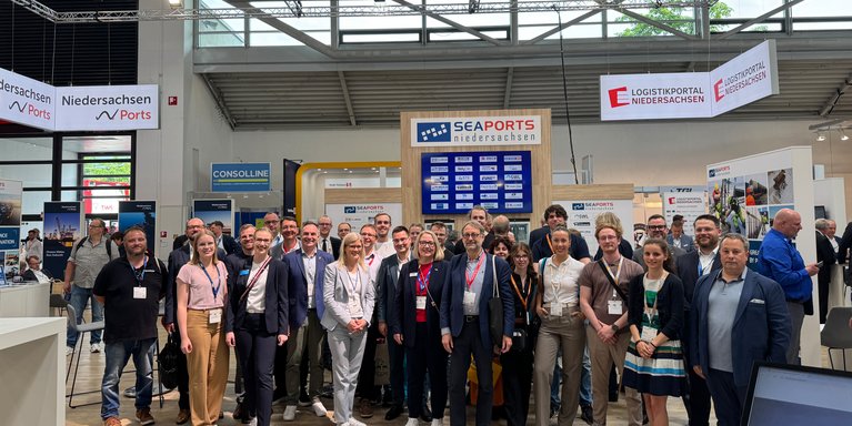 Prof. Dr. Klaus Holocher (Mitte) freut sich über den Austausch mit den Absolvent_innen des Fachbereichs Seefahrt und Logistik (Foto: Jade HS)