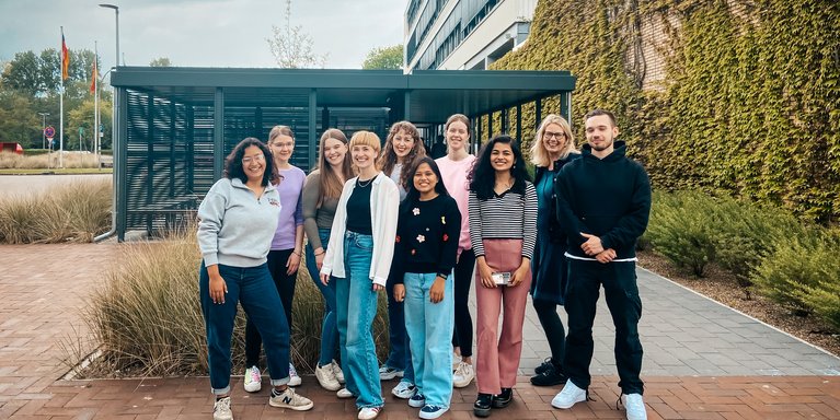 Prof. Dr. Andrea Czepek (2. v. re.) und die Studierenden freuen sich auf fünf Journalist_innen, die ihre Erfahrungen in der Veranstaltung teilen werden. (Foto: Lisa Gräber)