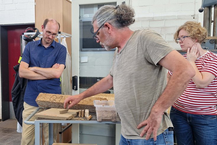 Florian Schick (Mitarbeiter im RoNNi-Projekt) erläutert den Teilnehmenden das Vorgehen bei Materialuntersuchung zur Bestimmung der feuchte-technischen Eigenschaften (Foto: Wibke Baumgarten) 