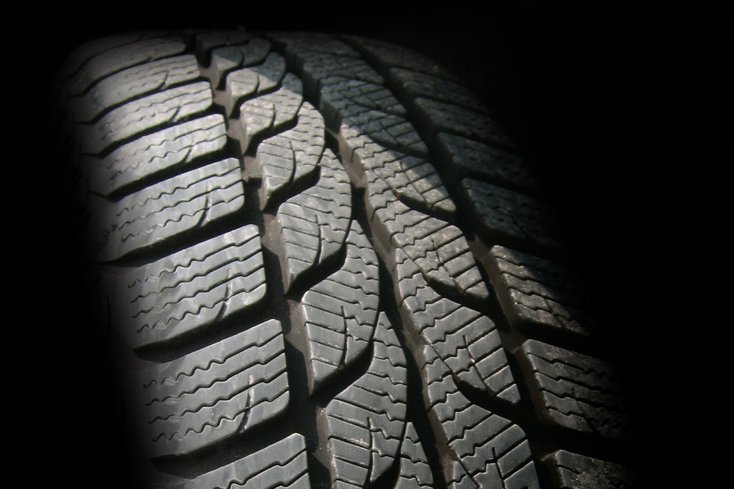 Elastomere werden unter anderem als Material für Autoreifen genutzt. (Foto: pexels)