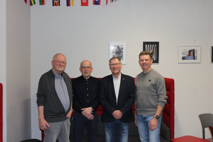 Bernd Knebel mit den Leitern des Hochschulrechenzentrums von 1978 bis heute (v.l.n.r.: Wolfgang Eggerichs (1978-2011), Bernd Knebel, Ulrich Hauptmann (2011-2023), Thomas Deichmann (seit 2023) (Bild: Jade HS)