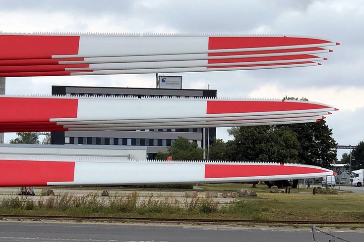 Bei Rostock Port gelagerte Rotorblätter für Windenergieanlagen.