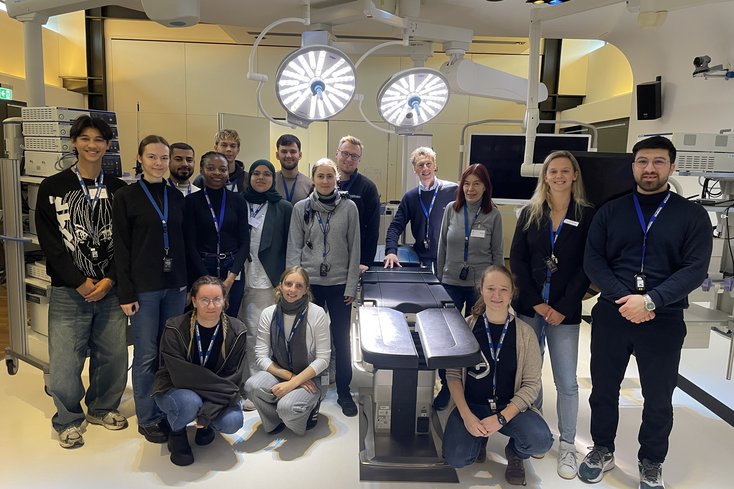 Exkursionsgruppe im Olympus Demo-OP-Saal (Bild: Jade HS/Armin Schneider)