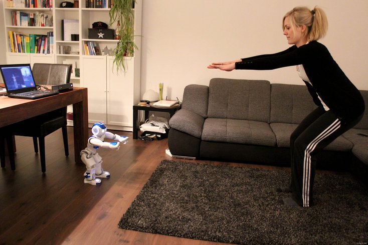Das Training mit dem humanoiden Roboter NAO soll sich leicht in den Alltag zuhause integrieren lassen. (Foto: Jan Paul Vox/Jade HS)