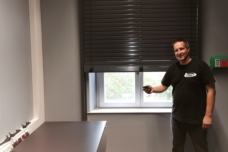 Prof. Dr. Sebastian Hollermann freut sich über die erweiterte Ausstattung des Labors für digitales Engineering (DiEng). (Foto: Jade HS)