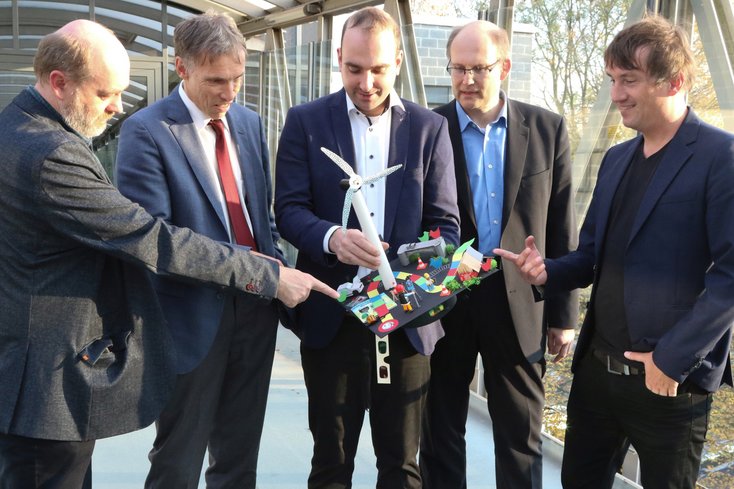 Der Promovend und die Prüfungskommission (v.l.): Dr. Jörg Bremer, Prof. Dr. Thomas Luhmann, Dr. Christian Jepping, Prof. Dr. Andreas Winter und Prof. Dr. Oliver Kramer. (Foto: Piet Meyer/Jade HS)