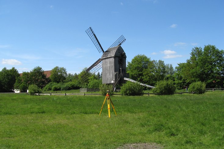 Ansicht der historischen Windmühle im Museumsdorf Cloppenburg
