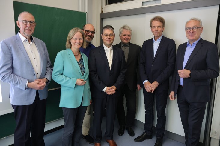 v.l.n.r.: Hon.-Prof. Axel Priebs, Carola Havekost, Prof. Dr. Jan Matthias Stielike, Prof. Dr. Frank Schüssler, Prof. Dr. Rainer Danielzyk, Prof. Dr. Ingo Mose und Prof. Dr.-Ing. Manfred Weisensee (Foto: Jade HS/Piet Meyer)