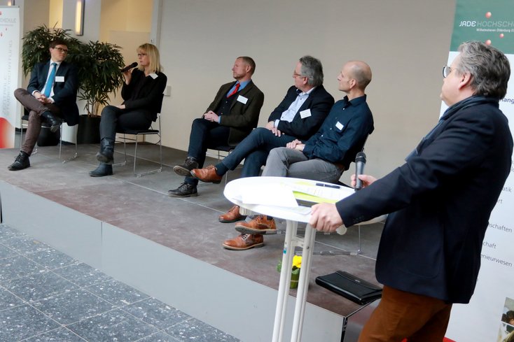 Ob ein Orientierungsjahr für alle Sinn macht, wurde bei der Podiumsdiskussion diskutiert. Foto: Piet Meyer/Jade HS 
