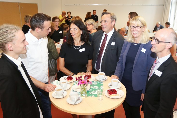 Die Veranstalter des Symposiums möchten gemeinsam gesundheitsfördernde Maßnahmen für ältere Menschen entwickeln (v.li.): Kay von Holdt, OFFIS - Institut für Informatik, Alexander Pauls, Prof. Dr. Frauke Koppelin, beide Jade Hochschule, Dr. Gero Büsselmann, Stadtsportbund Oldenburg e.V., Prof. Dr. Andrea Czepek, Jade Hochschule und Dr. Jochen Meyer, OFFIS - Institut für Informatik. (Foto: Piet Meyer/Jade HS)