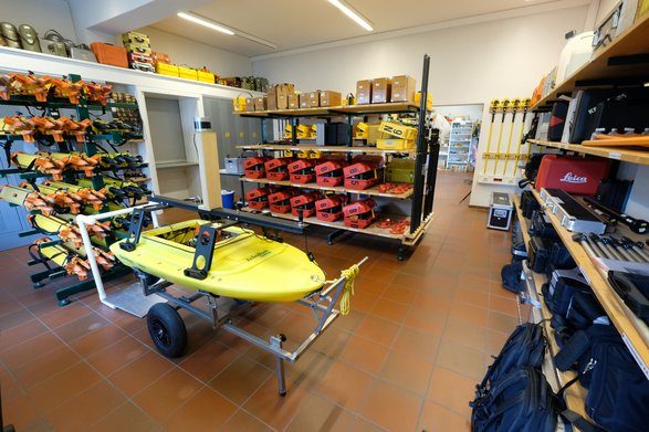 Geodätisches Equipment auf Regalen im Instrumentenlager der Geodäsie